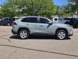 
										2021 Toyota RAV4 XLE full									