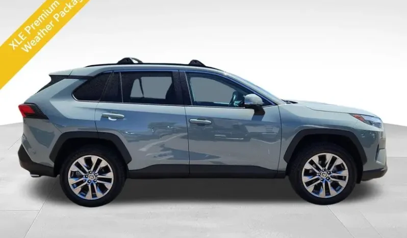 
								2022 Toyota RAV4 XLE Premium full									